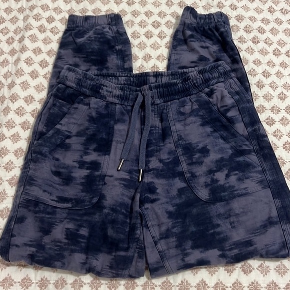 Athleta Matching Sweatshirt Jogger Set Farallon Print Inversion Medieval Violet - Picture 16 of 17